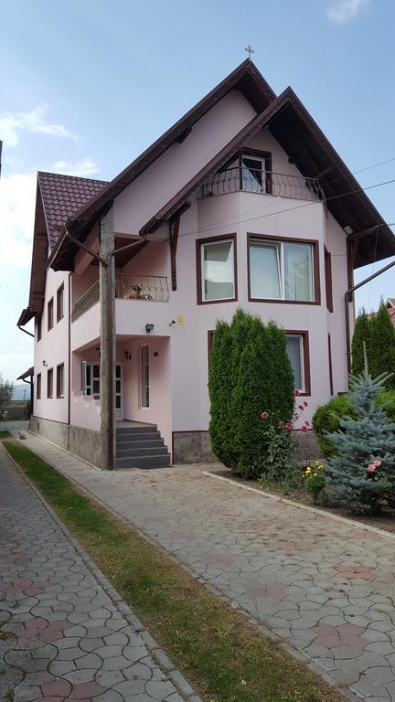 מלון Rîşnov Casa Maria Roses מראה חיצוני תמונה